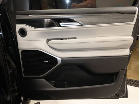 Used 2023 Jeep Wagoneer Series III w/ Premium Group I image 19