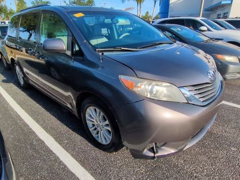 Used 2012 Toyota Sienna XLE image 1