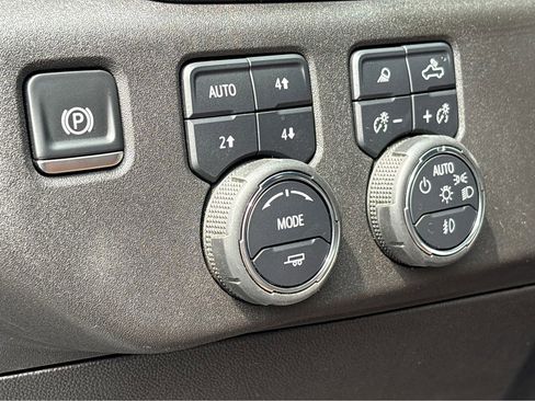 Used 2025 Chevrolet Silverado 2500 High Country w/ Technology Package AWD/4WD image 13