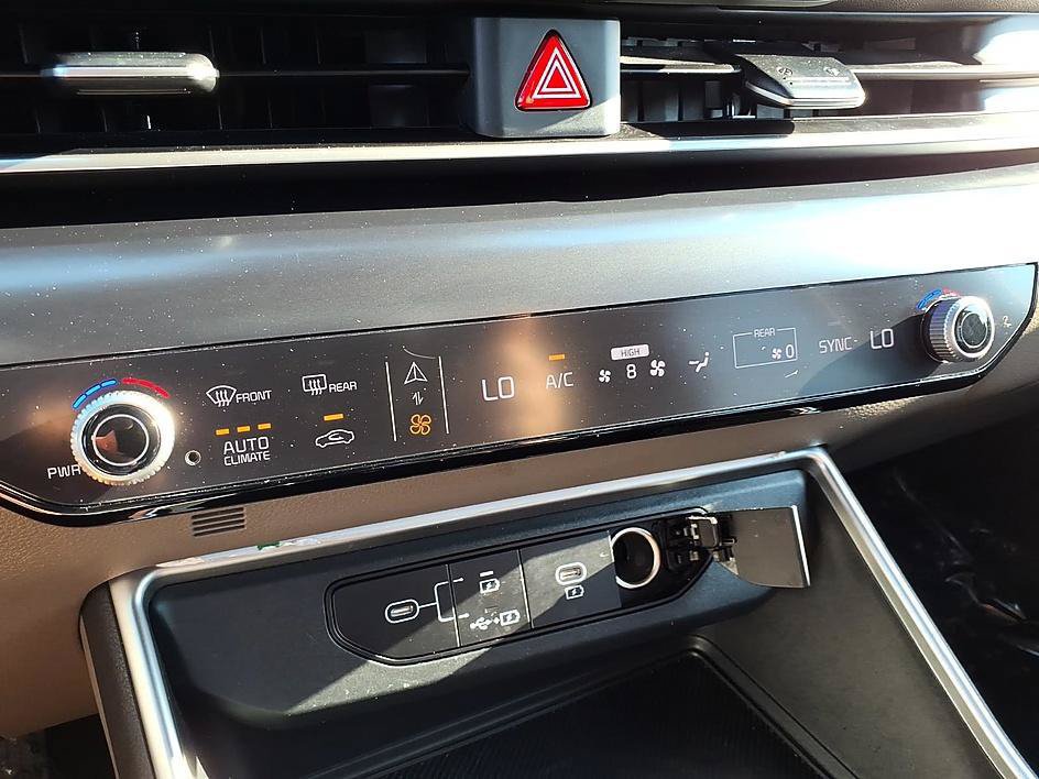 Used 2025 Kia Carnival FWD image 26