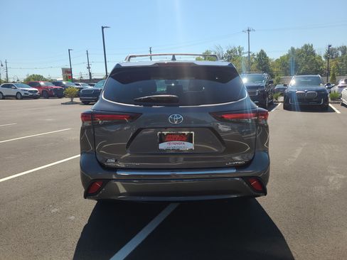 Certified 2025 Toyota Highlander Limited AWD/4WD image 6