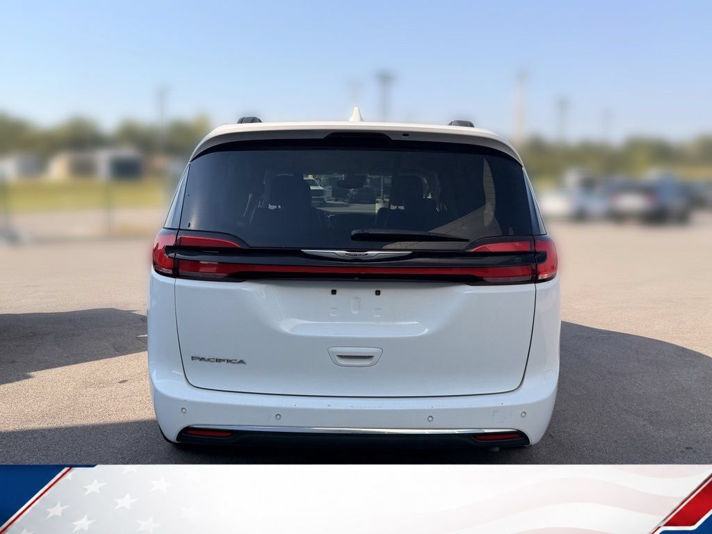 Used 2022 Chrysler Pacifica Touring-L w/ Uconnect Theater Family Group FWD image 5