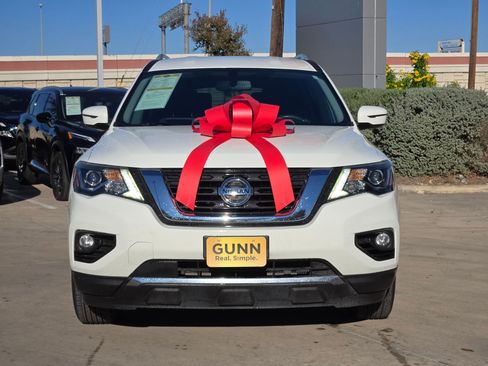 Used 2020 Nissan Pathfinder SV image 2