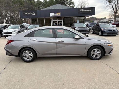 Used 2024 Hyundai Elantra SE image 2