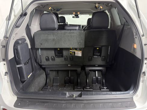 Used 2018 Toyota Sienna SE image 19