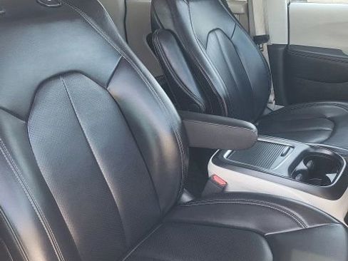 Used 2023 Chrysler Pacifica Touring-L FWD image 27