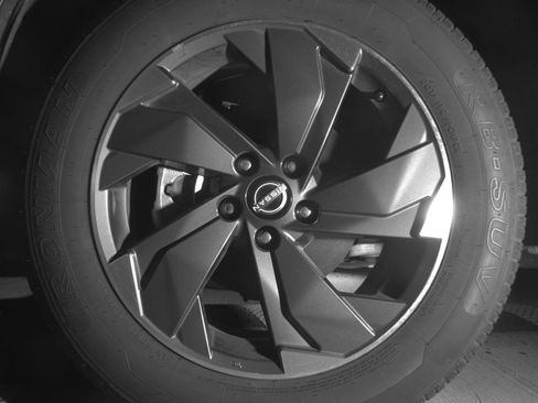 Used 2025 Nissan Rogue SV FWD image 12