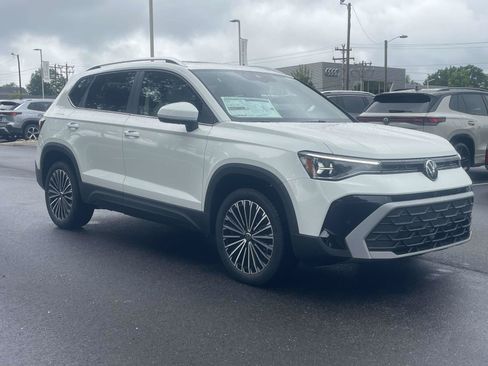 New 2026 Volkswagen Taos SE FWD image 1
