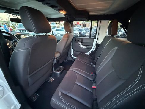 Used 2017 Jeep Wrangler Unlimited Sahara w/ Connectivity Group AWD/4WD image 24