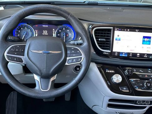 Used 2021 Chrysler Pacifica Touring FWD image 14