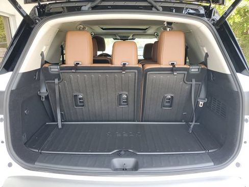 Certified 2025 Nissan Pathfinder Platinum FWD image 10