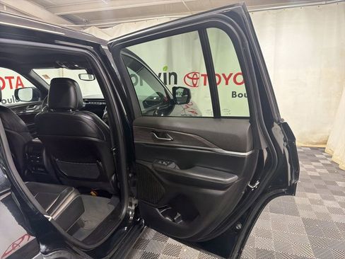 Used 2024 Jeep Grand Cherokee Limited AWD/4WD image 11