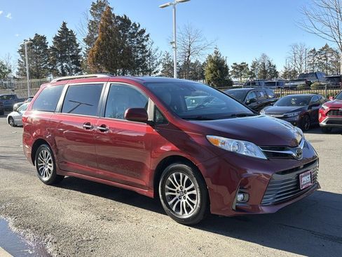 Used 2018 Toyota Sienna XLE image 3