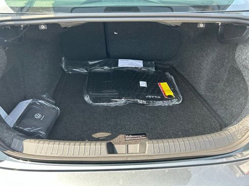 Used 2025 Volkswagen Jetta SE w/ Sunroof Package image 33