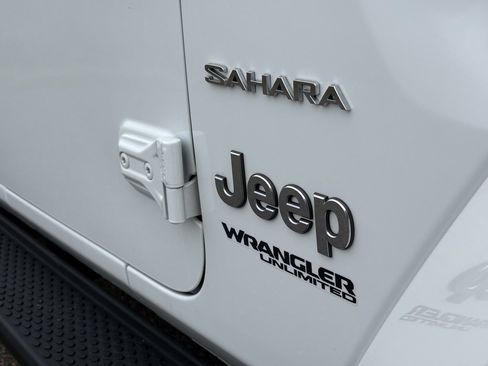 Used 2021 Jeep Wrangler Unlimited Sahara AWD/4WD image 10