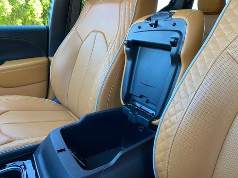 Used 2023 Chrysler Pacifica Pinnacle image 61