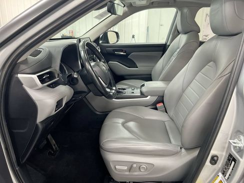 Used 2023 Toyota Highlander XLE FWD image 21