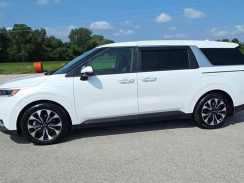 Used 2023 Kia Carnival EX FWD image 4