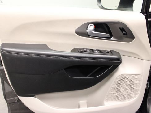 Used 2023 Chrysler Pacifica Touring-L FWD image 16