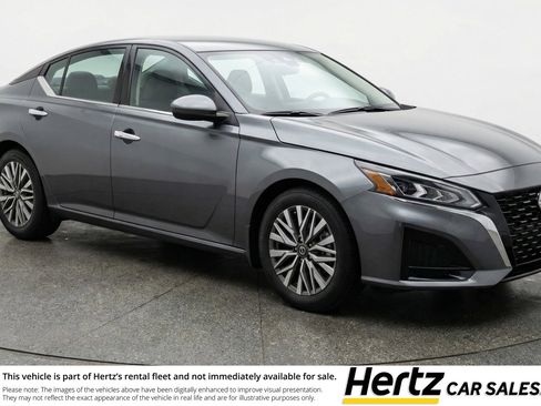 Used 2025 Nissan Altima 2.5 SV image 1