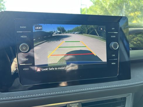 Certified 2025 Volkswagen Taos SE image 23