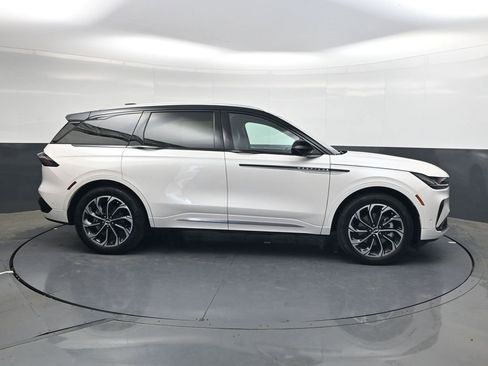 Used 2024 Lincoln Nautilus Reserve w/ Equipment Group 202A image 3