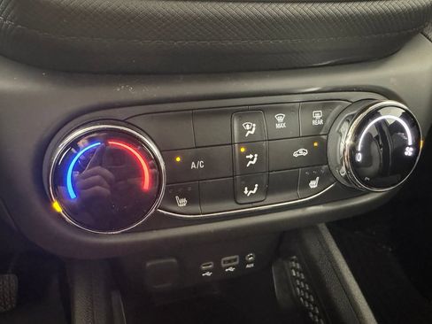 Used 2022 Chevrolet TrailBlazer LT w/ LPO, Blackout Package FWD image 34