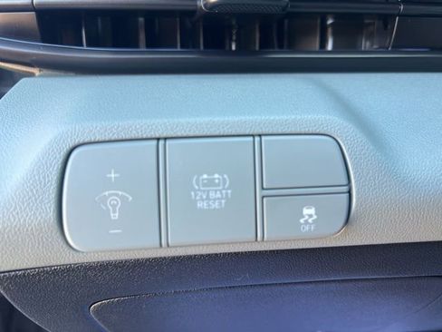 Used 2025 Hyundai Elantra Limited FWD image 25