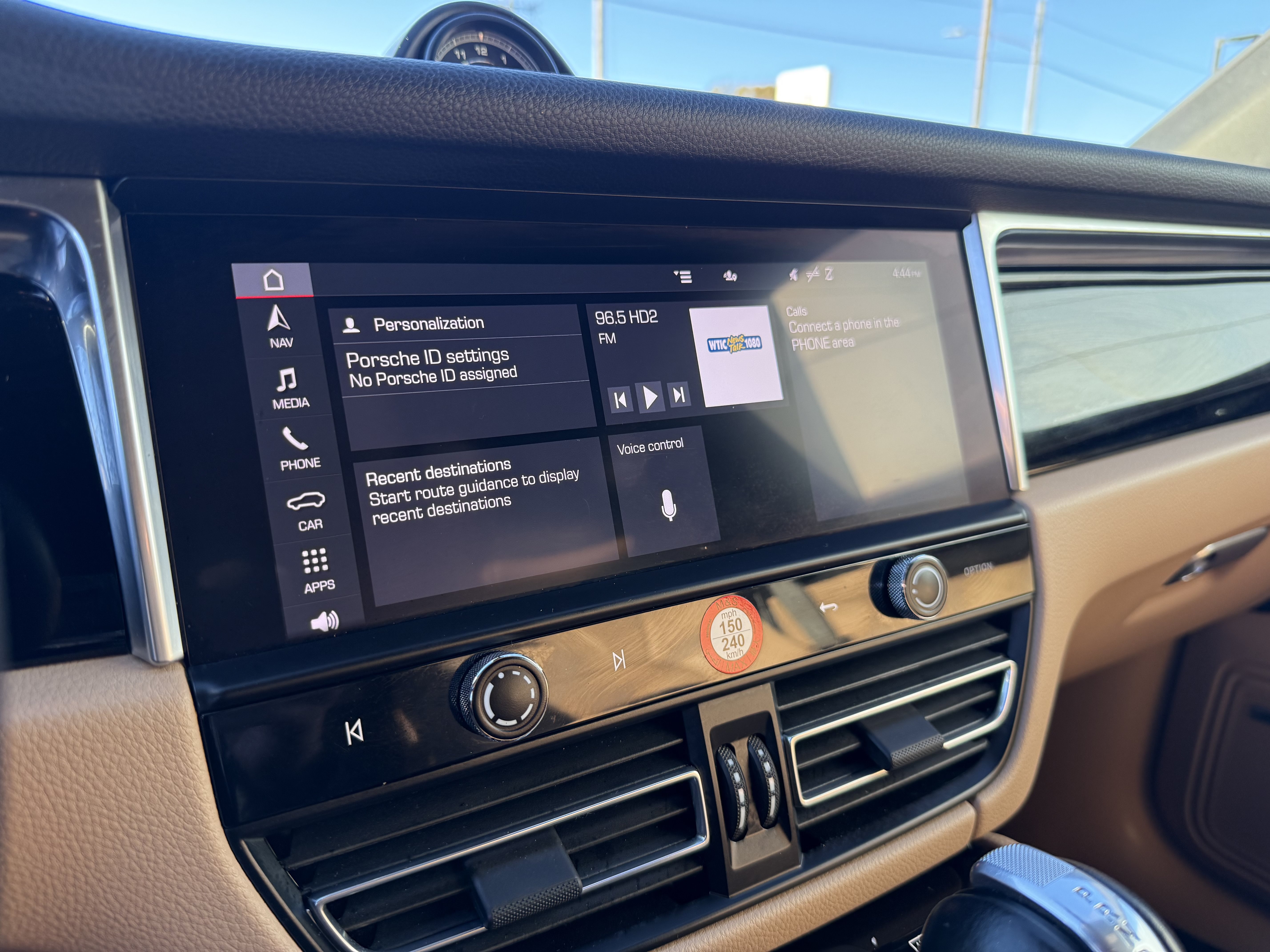Certified 2023 Porsche Macan AWD/4WD image 24