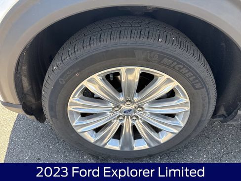 Used 2023 Ford Explorer Limited w/ Equipment Group 301A AWD/4WD image 11