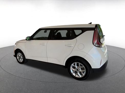 Used 2025 Kia Soul LX w/ LX Technology Package FWD image 9