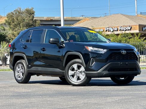 Used 2025 Toyota RAV4 LE image 8