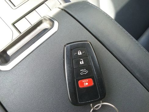 Used 2021 Toyota Highlander XLE AWD/4WD image 19