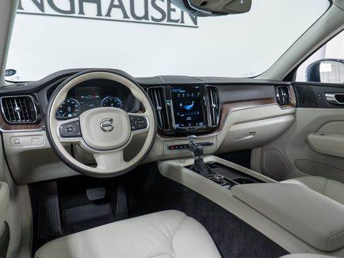 Used 2021 Volvo XC60 T6 Momentum w/ Advanced Package AWD/4WD image 16