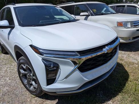 Used 2025 Chevrolet Trax LT w/ LT Convenience Package image 2