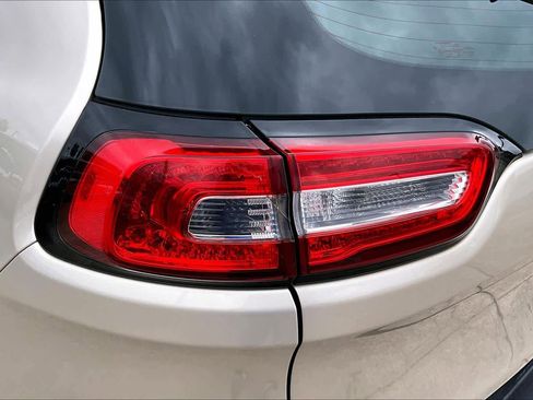 Used 2015 Jeep Cherokee Sport FWD image 29