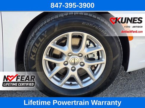 Used 2024 Chrysler Pacifica Touring-L image 9