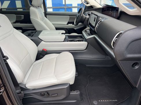 Used 2025 Ford Expedition Platinum AWD/4WD image 13