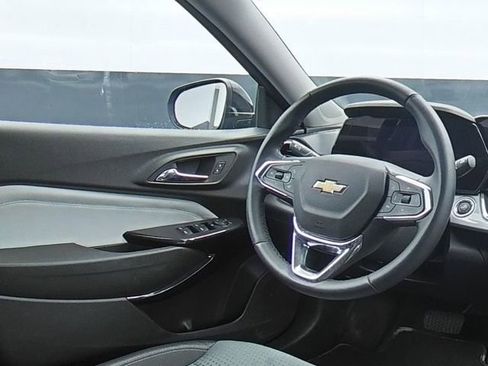 Used 2025 Chevrolet Trax LT w/ LT Convenience Package FWD image 16