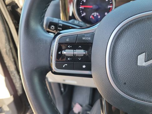 Used 2024 Kia Carnival EX image 15