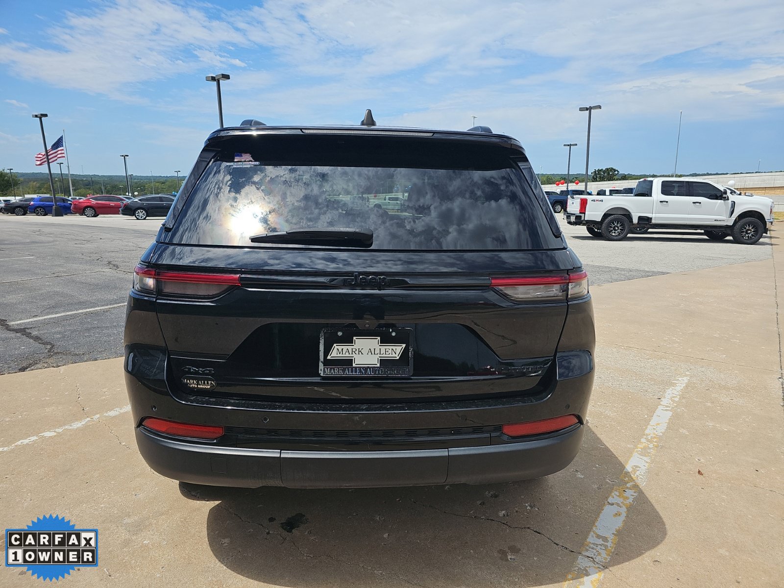 Used 2023 Jeep Grand Cherokee Limited w/ Black Appearance Package AWD/4WD image 5