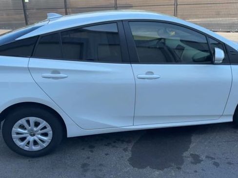 Used 2022 Toyota Prius L Eco FWD image 16