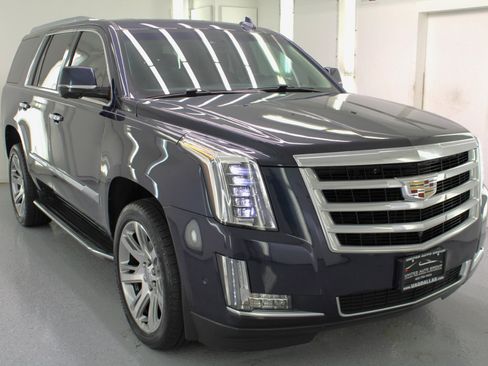 Used 2018 Cadillac Escalade Luxury image 12