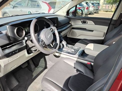 Used 2024 Kia Carnival LX FWD image 19
