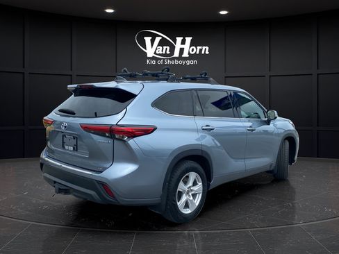 Used 2022 Toyota Highlander LE AWD/4WD image 7
