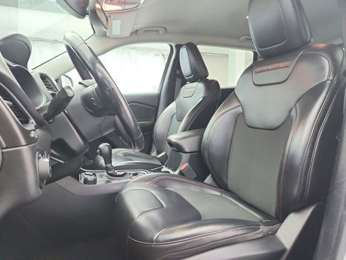 Used 2019 Jeep Cherokee Trailhawk w/ Comfort & Convenience Group image 11