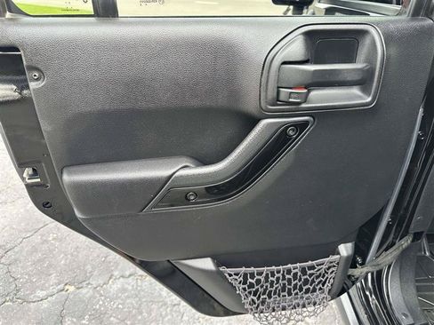 Used 2016 Jeep Wrangler Unlimited Sahara AWD/4WD image 11