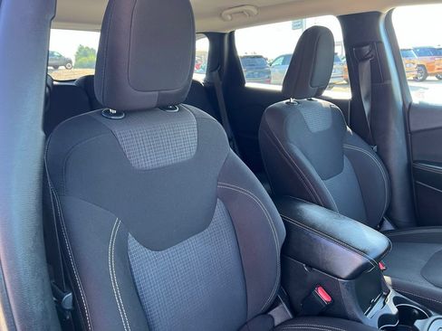 Used 2015 Jeep Cherokee Latitude w/ Cold Weather Group AWD/4WD image 10