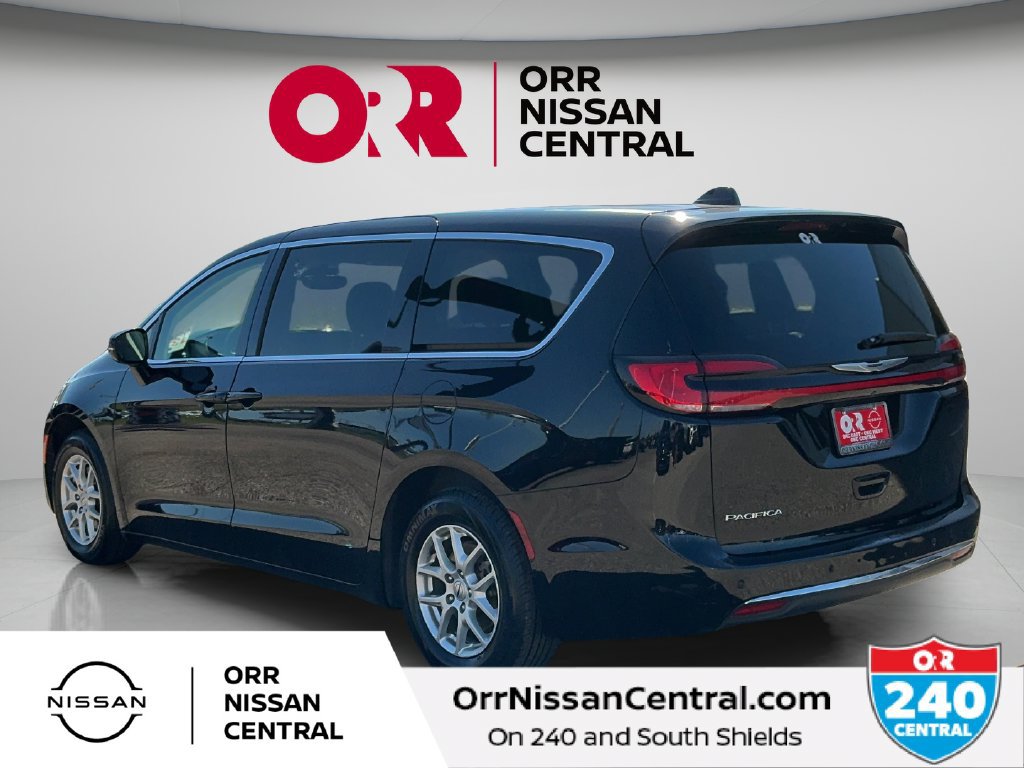 Used 2024 Chrysler Pacifica Touring-L FWD image 7