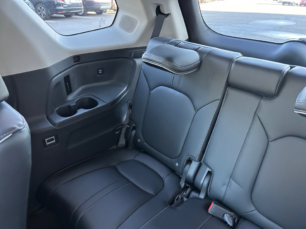 Used 2025 Honda Pilot Elite image 23